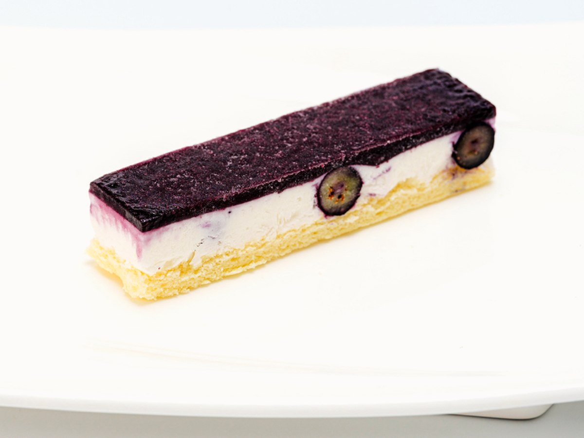 ブルーベリーヨーグルトのバトンアイスケーキ。表面の果肉ジュレ